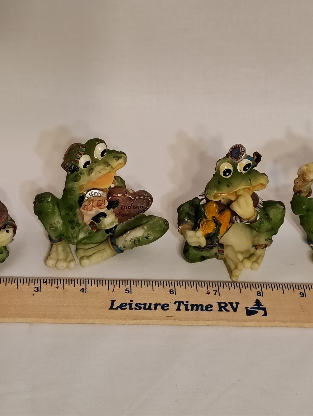 FROGS!!  1990's Collectable Green Whimsical Resin Native American Indians. 4pc - Picture 5 of 8